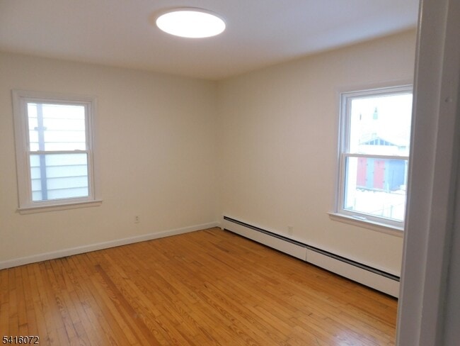 Building Photo - 21 W 14th St