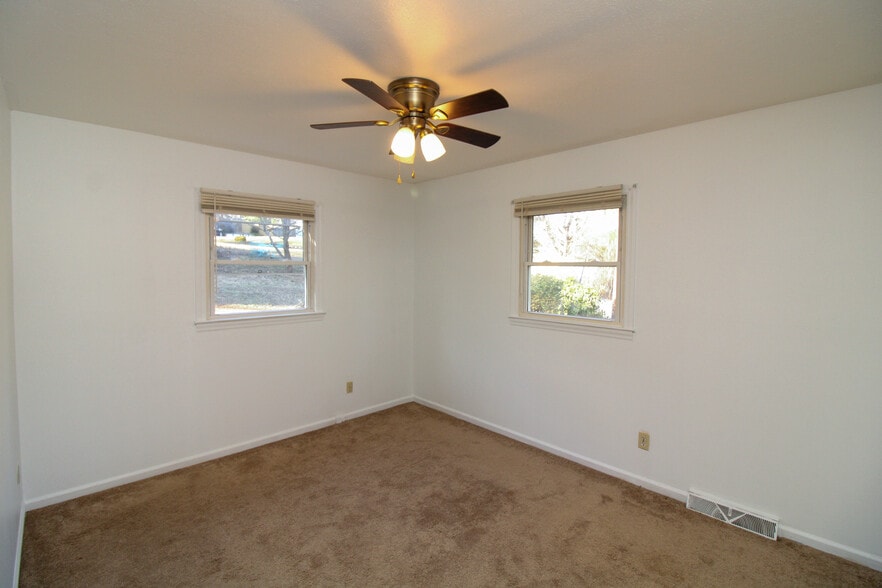 Building Photo - 228 Aurora Dr