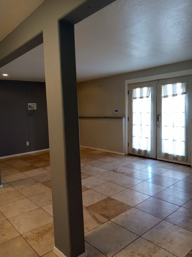 Building Photo - FIVE BEDROOMS!