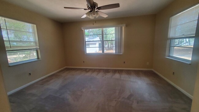 Building Photo - Large 3 Bedroom, 2.5 Bath with large Den and Family Room in Rainbows End, Dunnellon, FL