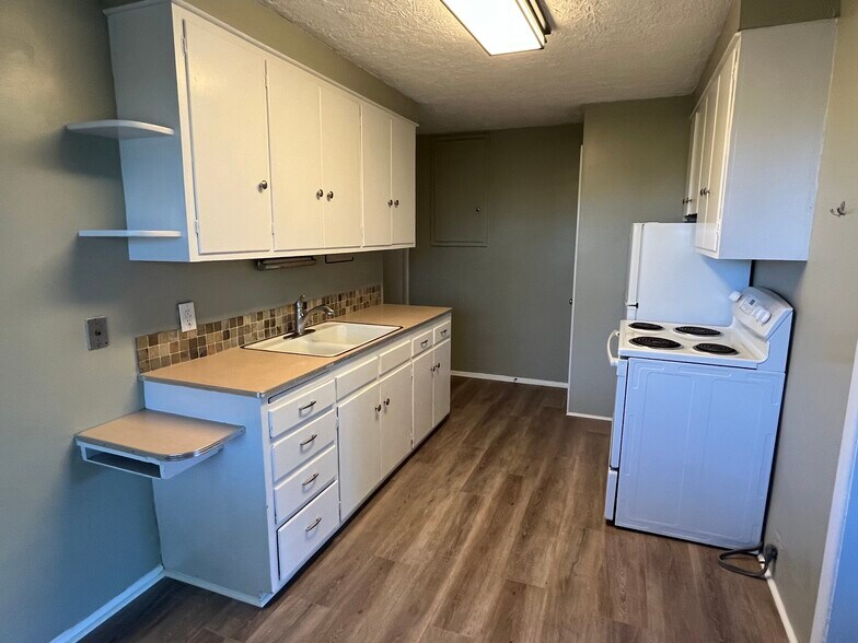 Kitchen - 80 W Zane Ave