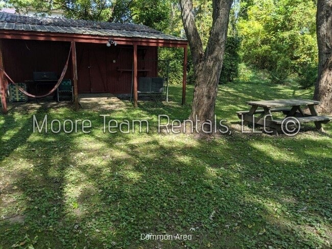 Building Photo - Cozy 2 Bed House with Deck & Yard