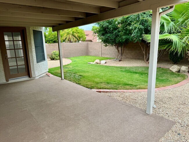 Building Photo - Stunning 4 Bedroom/2.5 Bath Home in Ahwatukee