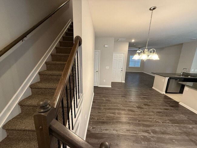 Building Photo - Beautiful Townhome in the steel creek area!
