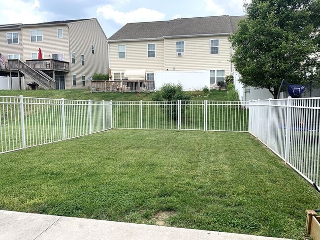 Building Photo - Spacious 3-Bed, 2.5-Bath Townhouse with Fenced Backyard!