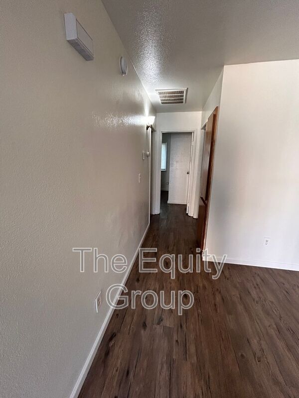Building Photo - 1433 E Douglas Ave