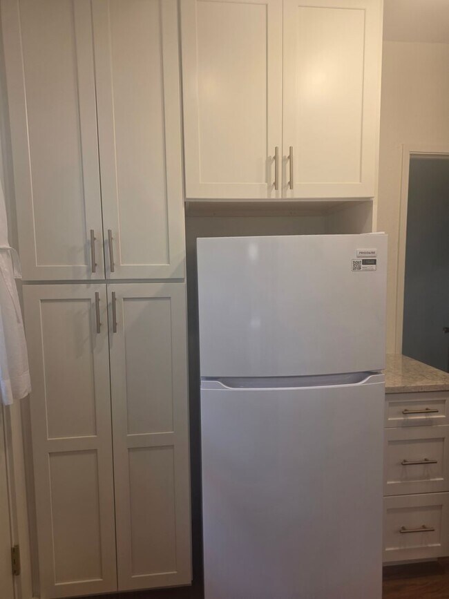 Building Photo - West Side Petaluma Garden Gem - 1 bed 1 bath