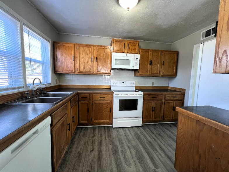 Building Photo - 1722 W Regal St