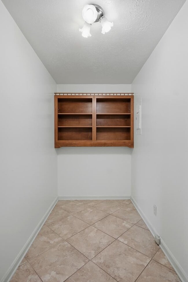 Building Photo - 2101 Goldendale Ln