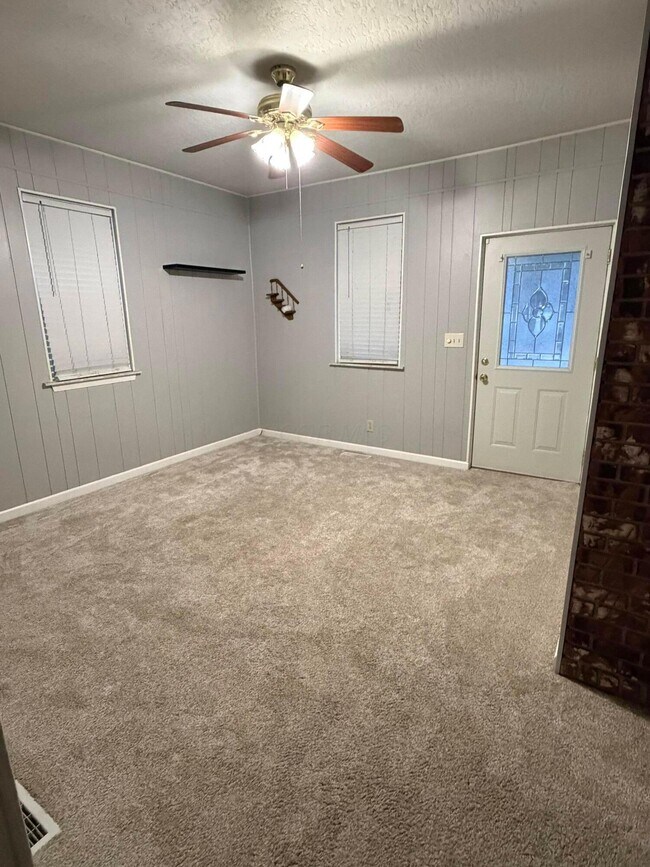 Building Photo - 346 Main St