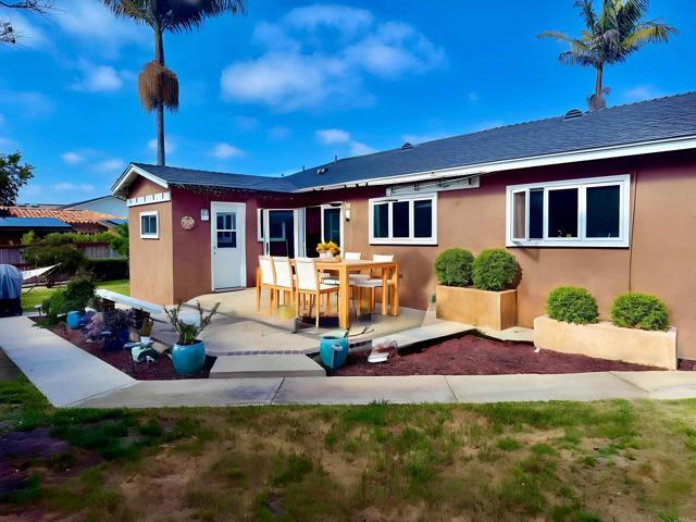Building Photo - 637 N Rios Ave
