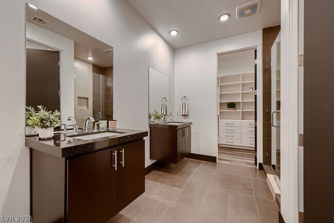 Building Photo - 917 Vegas View Dr