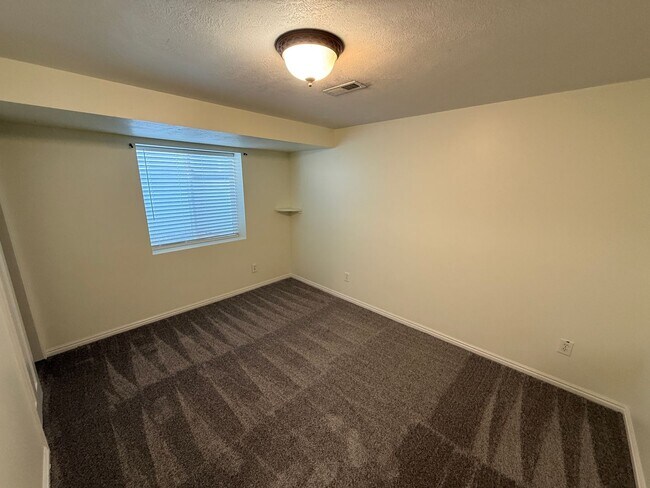 Building Photo - 5 Bedroom Home in Herriman; 2700 sq ft; Open Floor Plan