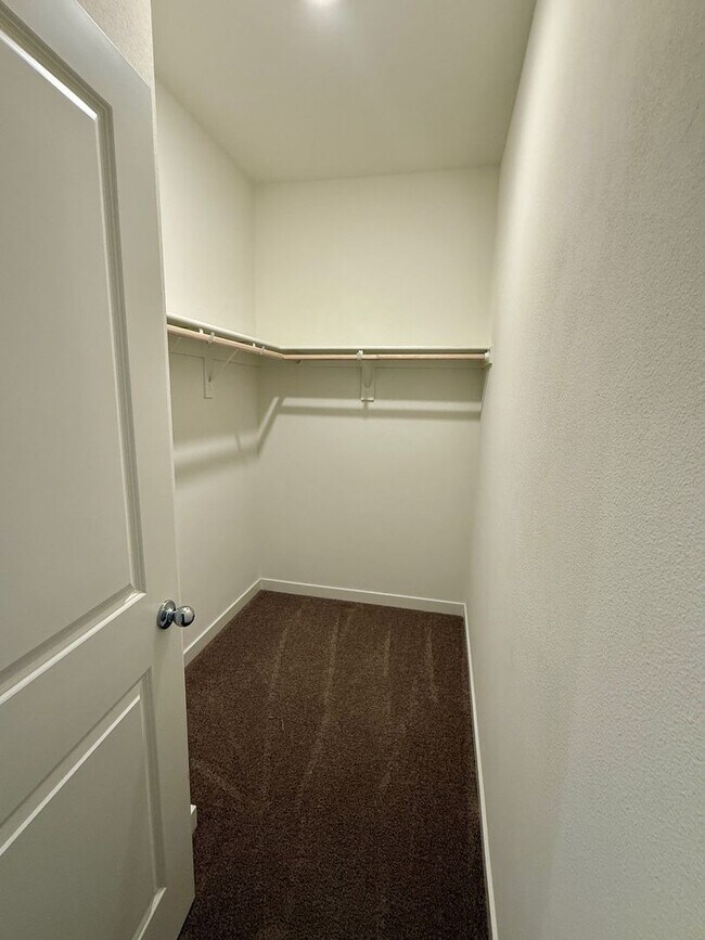 Building Photo - Beautiful 3 bedroom 2 bath w/Pool available in Orland!