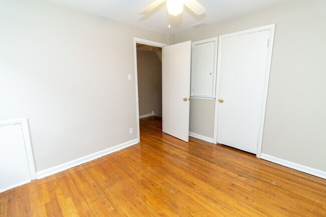 Building Photo - Charming 2 Bedroom 1 bath Row near Rittenh...