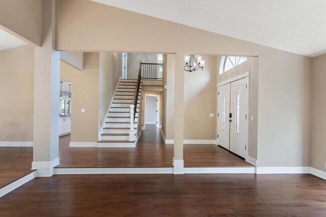 Building Photo - Gorgeous Executive Level Home 4 beds 3 baths close to hospitals and courthouse