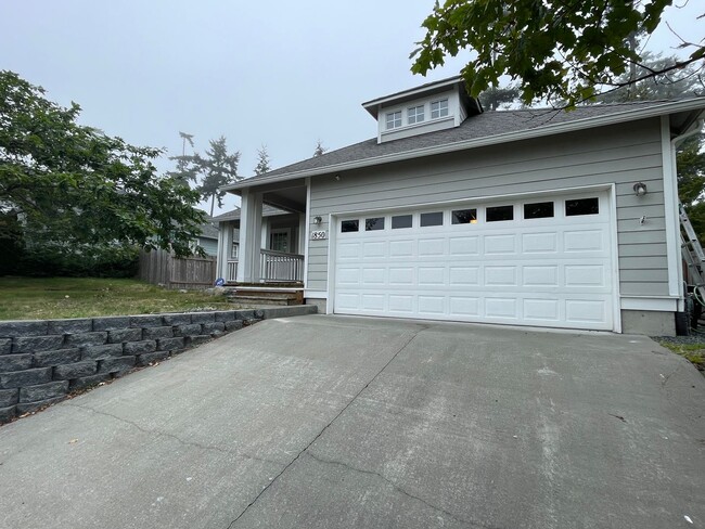 Building Photo - Lovely Single Story 3 Bedroom Home