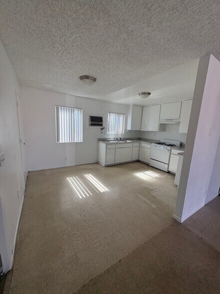 Building Photo - 12048 Sand Ave