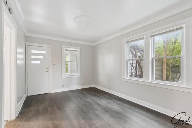 Building Photo - 3 Bed Bungelow $1200.00/mo