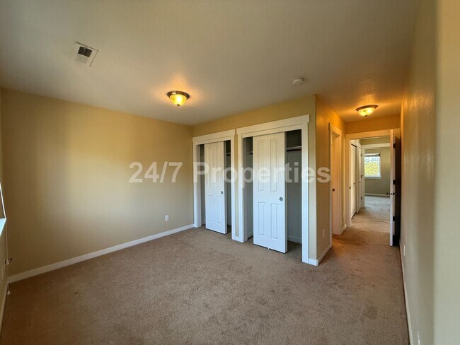 Building Photo - Cozy and Spacious Townhome w/ Deck & Balco...
