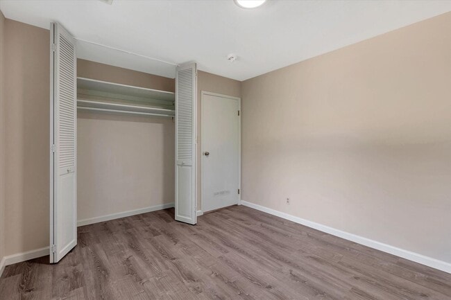Building Photo - Beautifully Remodeled 4 Bedroom (+ bonus room and closet) 2 Bathroom Mountain View Home!