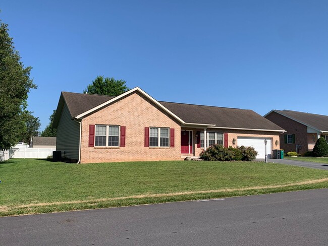 Building Photo - Lovely single family, brick rancher home with 3 beds/2.5 baths!!