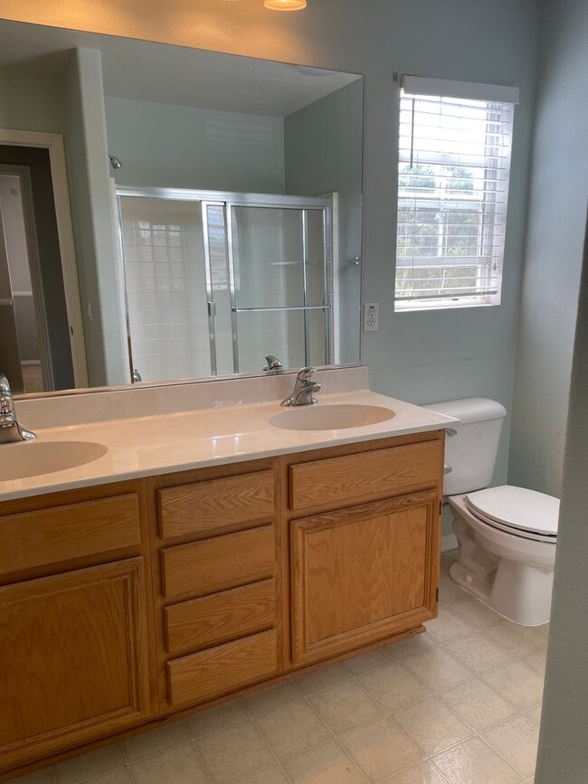 Building Photo - Beautiful 4 Bdrm, 2.5 Ba, Two story 1,912 ...
