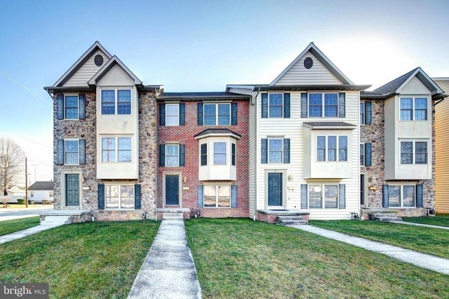 Building Photo - 689 E Walnut St