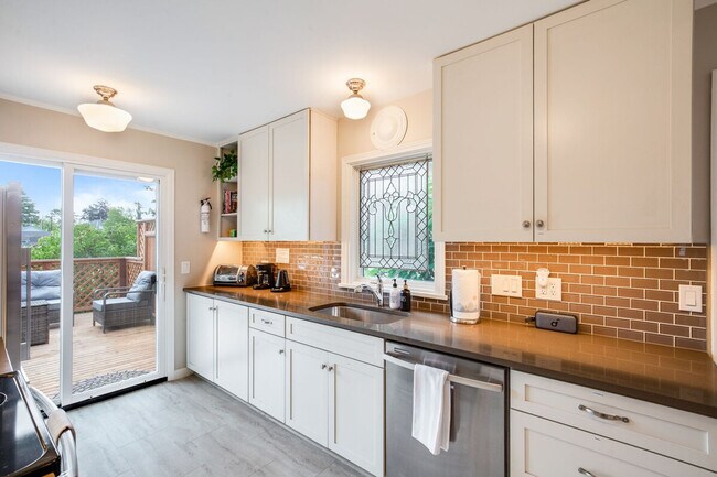 Building Photo - 1706 Warren Ave N