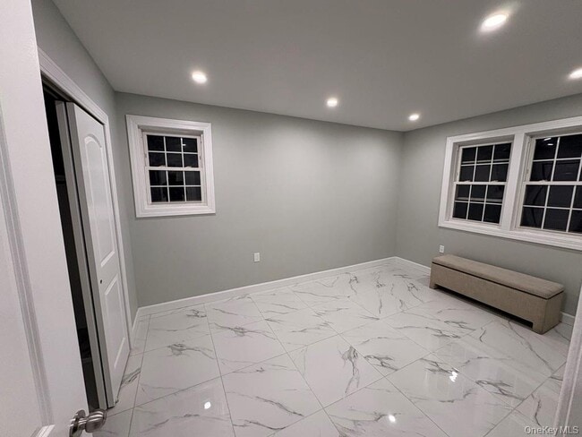 Building Photo - 2819 Schurz Ave