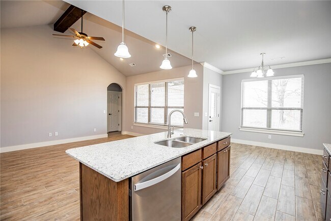 Building Photo - 307 Alder St