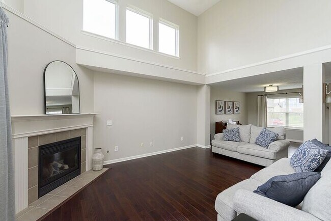 Building Photo - Beautiful updated home in West Carmel!
