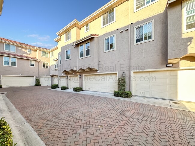 Building Photo - 110 Heligan Ln