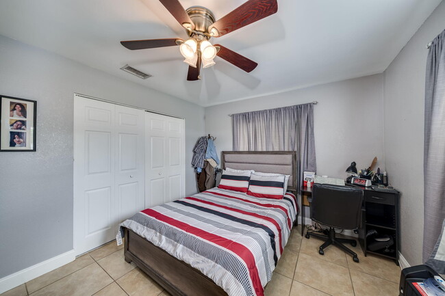 Building Photo - 9603 NW 67th Ct