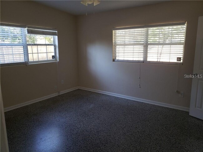 Building Photo - 1500 Roscomare Ave