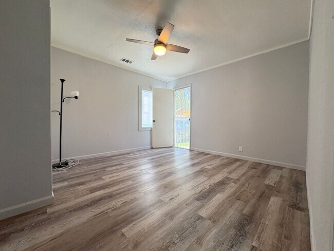 Building Photo - Spacious 3 Bed, 2 Bath Single Story Home