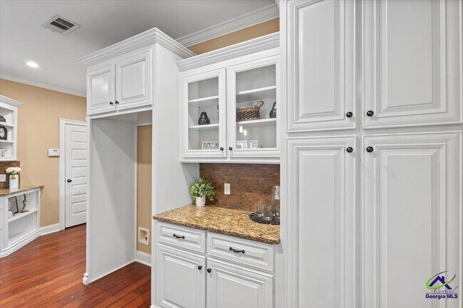 Building Photo - 300 Cheshire Dr