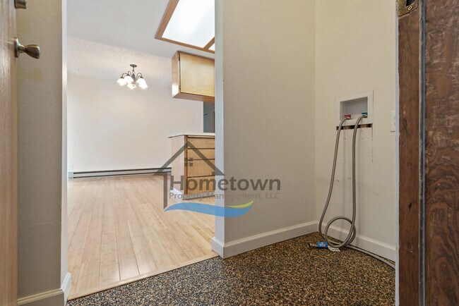 Building Photo - Great 3 Bedroom 2 Bath Duplex with Garage ...