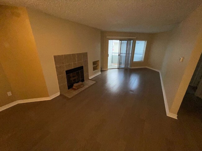 Building Photo - Updated 2 Bedroom, 2 Bath Condo (Available Immediately)