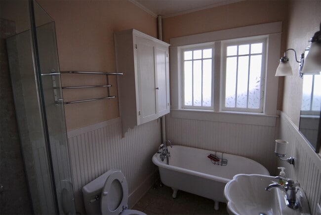 Building Photo - 330 Rollston Ave