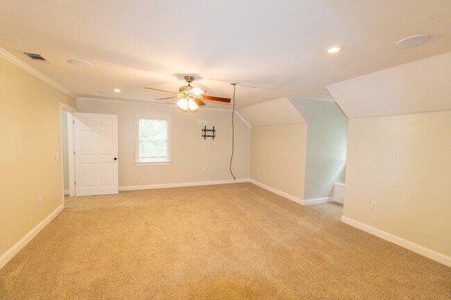 Building Photo - 906 Monarch Cir