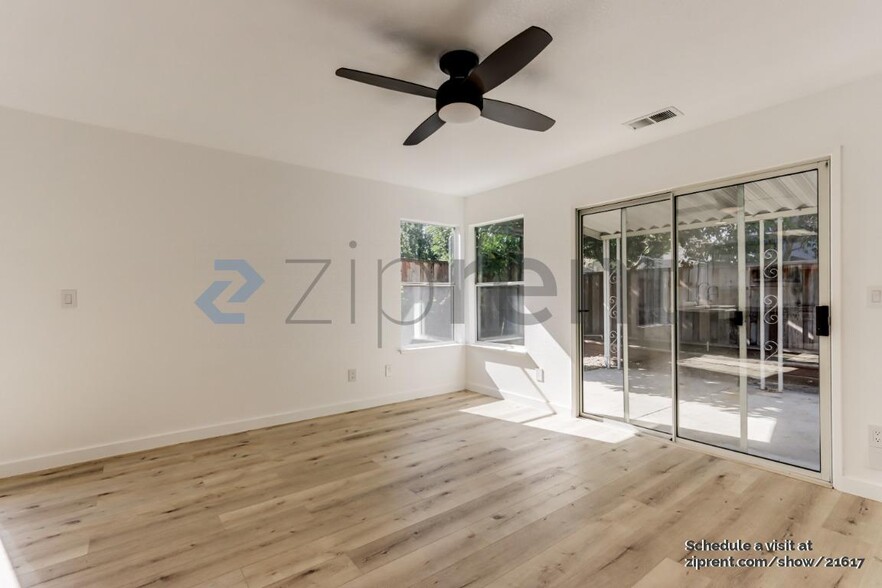 Building Photo - 741 Vinca Ct