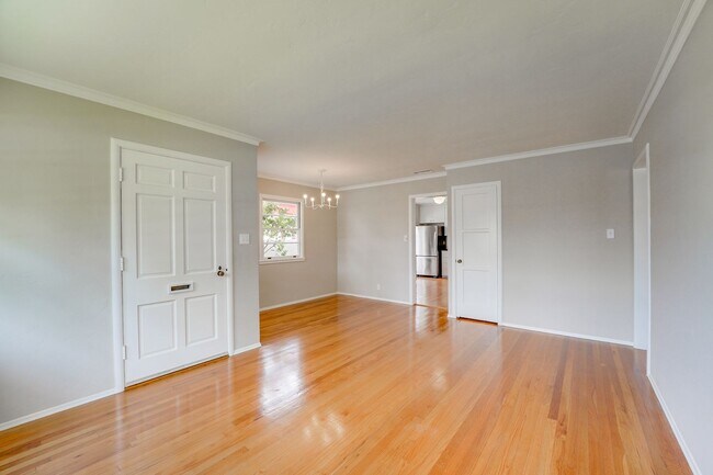 Building Photo - Cute-as-a-Button Coronado "Palmer" Home in a Fabulous School-Side Location – Coronado Village