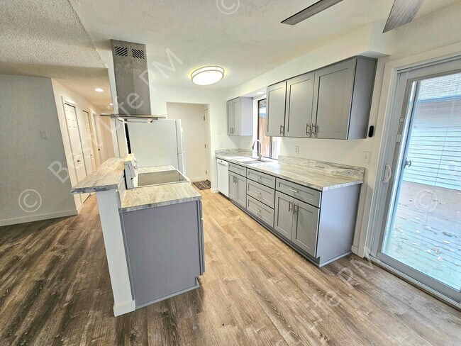 Building Photo - 2112 NE 33rd St