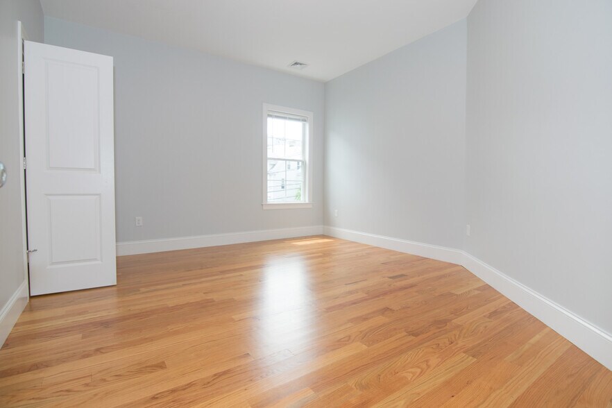 Building Photo - 10 Islington St