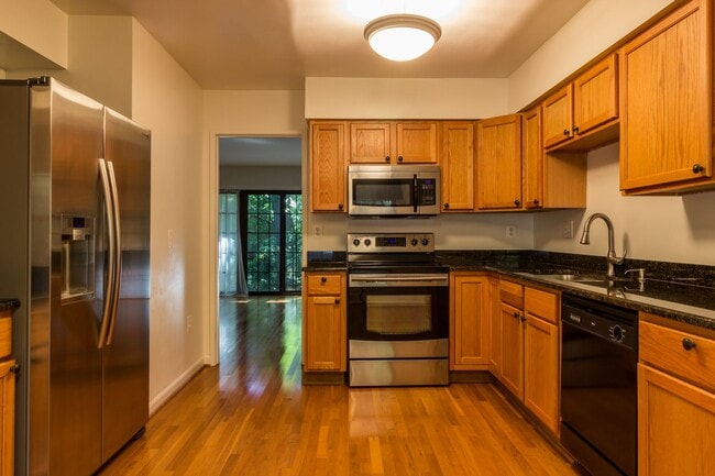 Building Photo - Beautiful 3 Bed 3.5 Bath Brick Interior To...