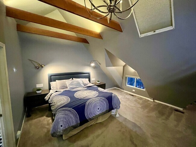 Building Photo - 3700 N Hermitage Ave