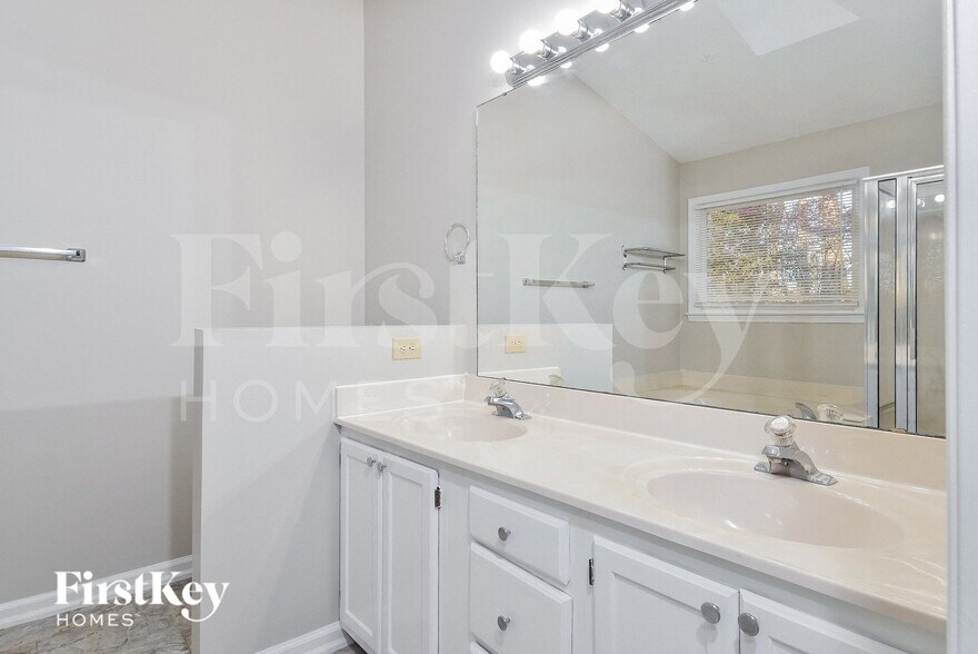 Building Photo - 4706 Pine Hollow Ln