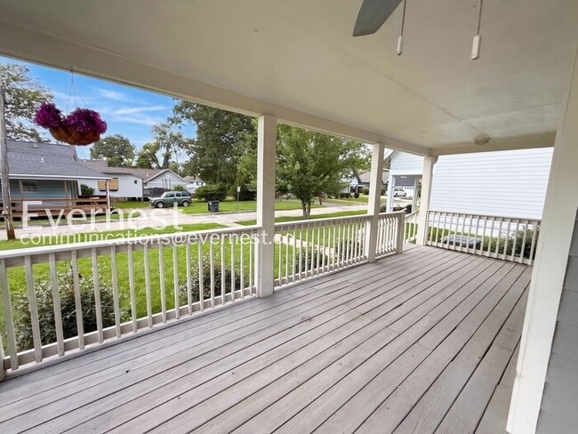 Building Photo - 3 Bed, 2 Bath Home with Carport / Available Now!