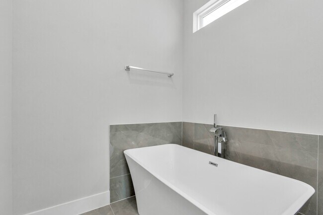 Building Photo - 5818 Burt St